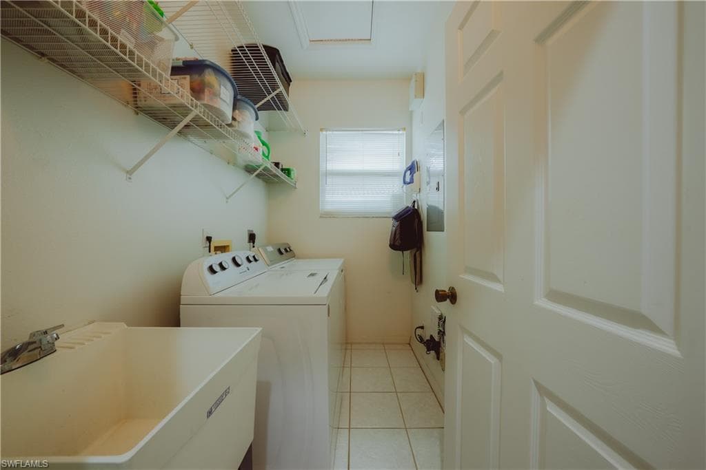 6745 Huntington Lakes Cir 201, Naples, FL 34119-26