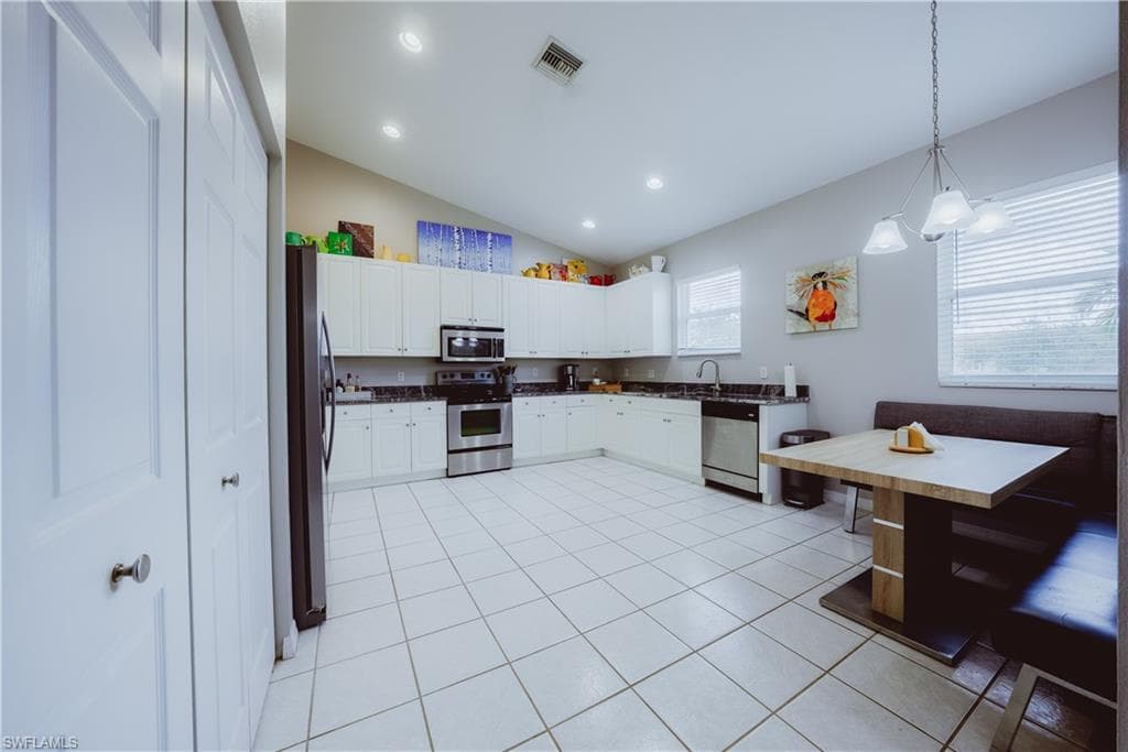 6745 Huntington Lakes Cir 201, Naples, FL 34119-34