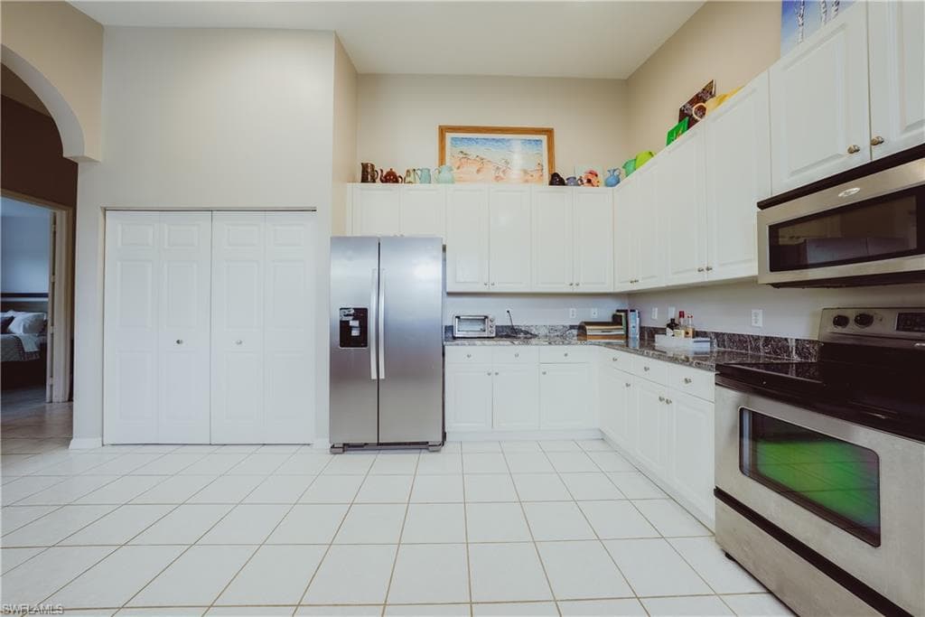 6745 Huntington Lakes Cir 201, Naples, FL 34119-38