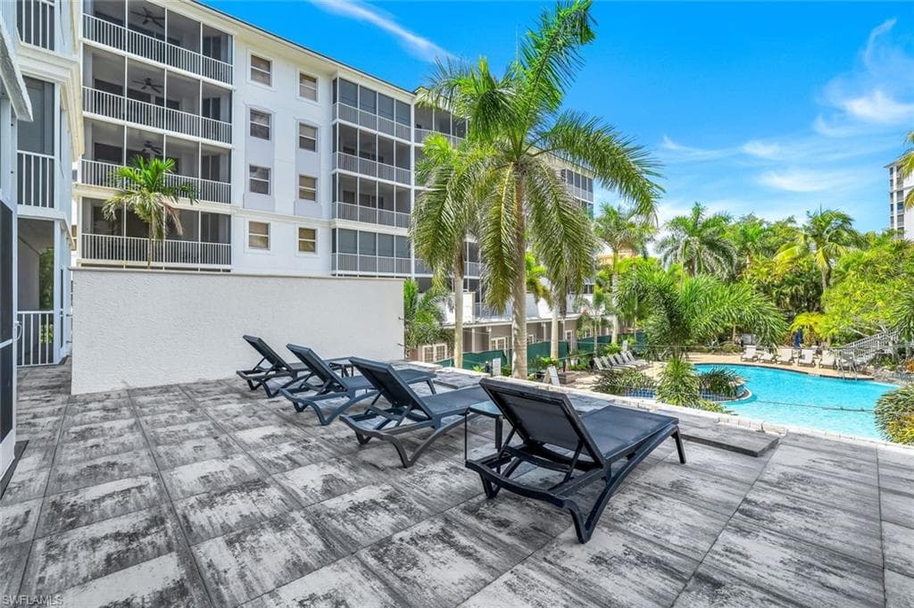 460 Launch Cir 202, Naples, FL 34108-4