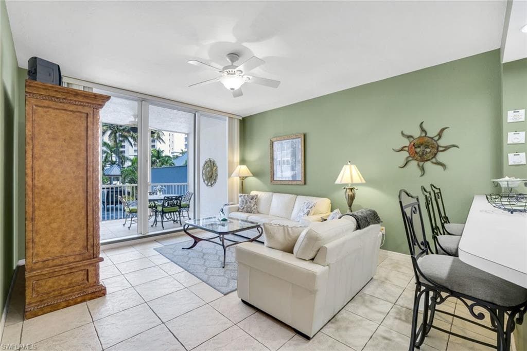 460 Launch Cir 202, Naples, FL 34108-6