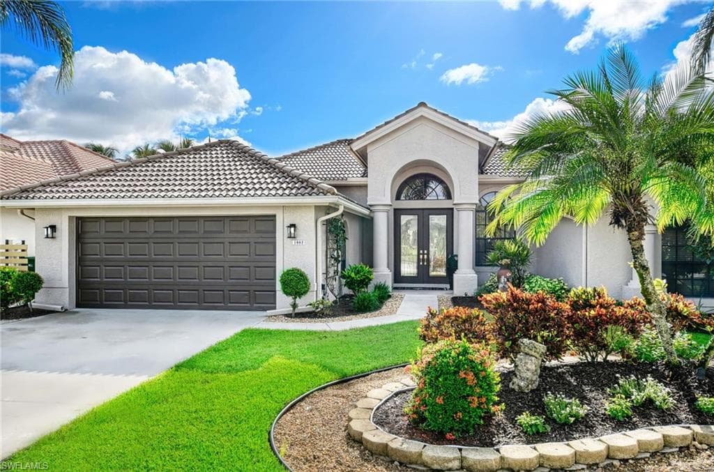 1002 Tivoli Ln, Naples, FL 34104-1