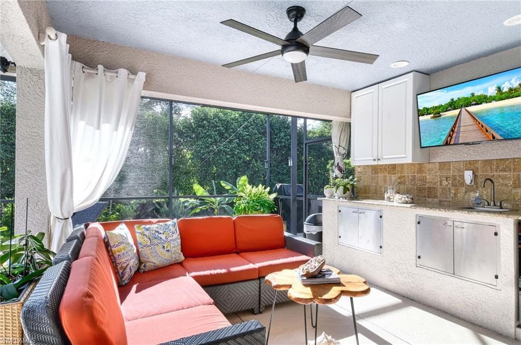 1002 Tivoli Ln, Naples, FL 34104-19