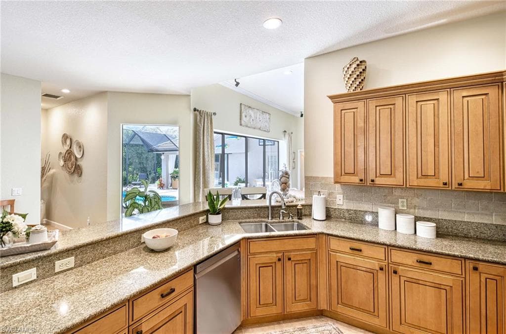 1002 Tivoli Ln, Naples, FL 34104-7