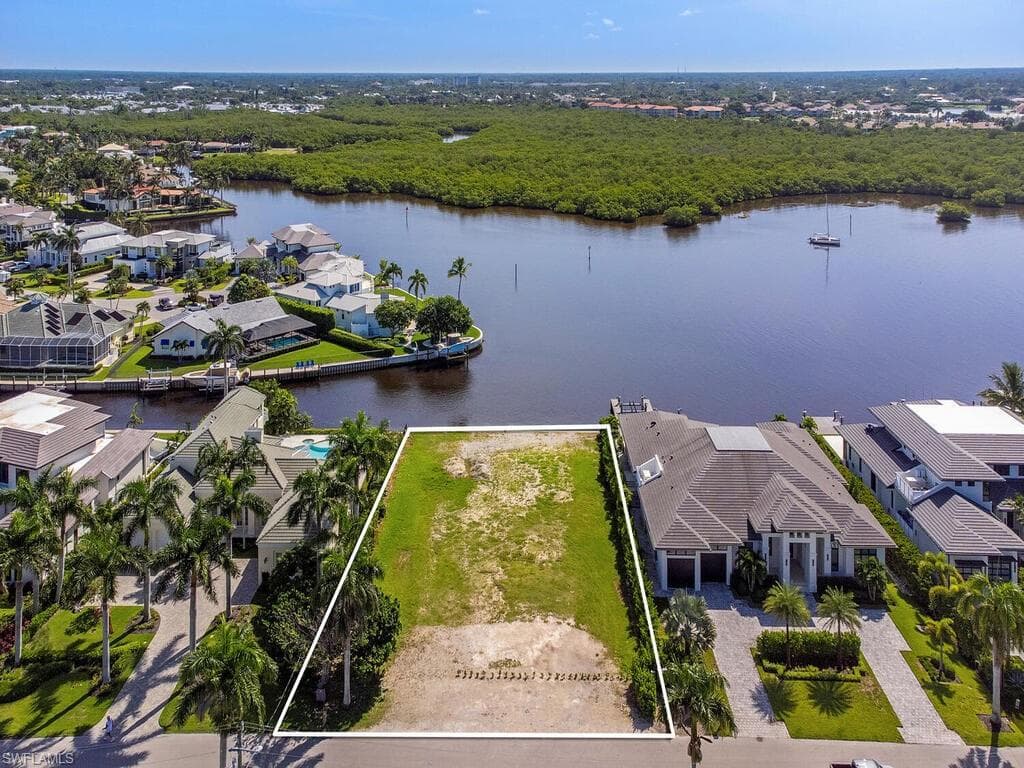 2375 Tarpon Rd, Naples, FL 34102-1