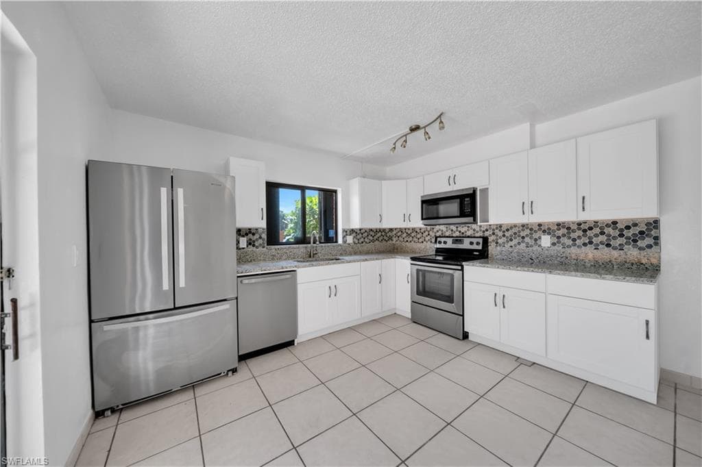 1444 Park Shore Cir 4, Fort Myers, FL 33901-9