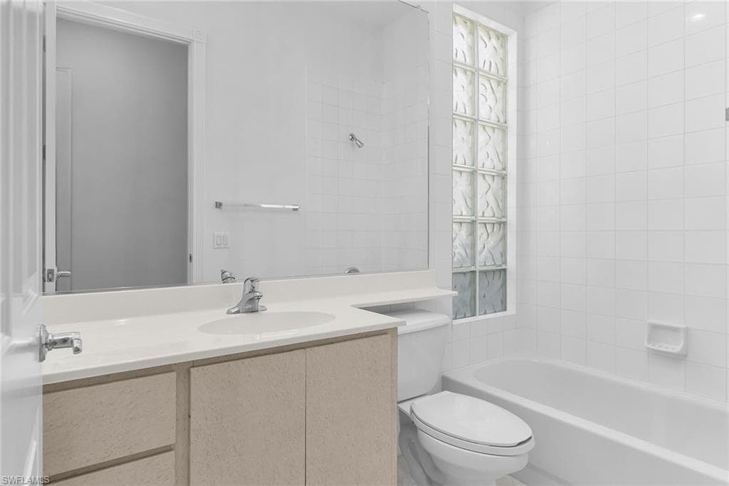 3850 Huelva Ct, Naples, FL 34109-25