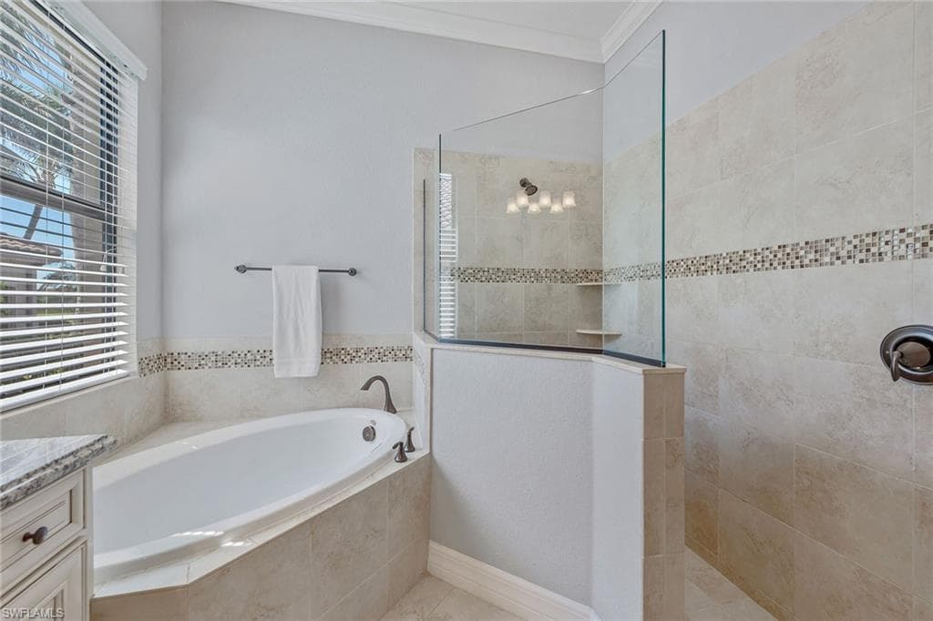 2846 Aviamar Cir, Naples, FL 34114-15