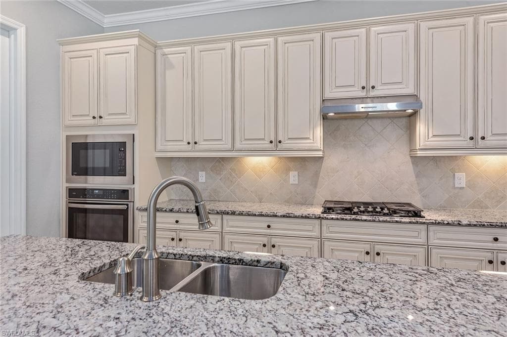 2846 Aviamar Cir, Naples, FL 34114-4