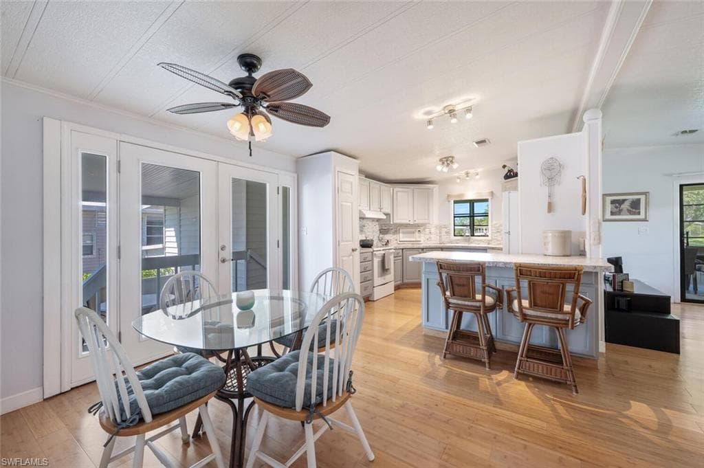 105 Calais Ct, Naples, FL 34112-2