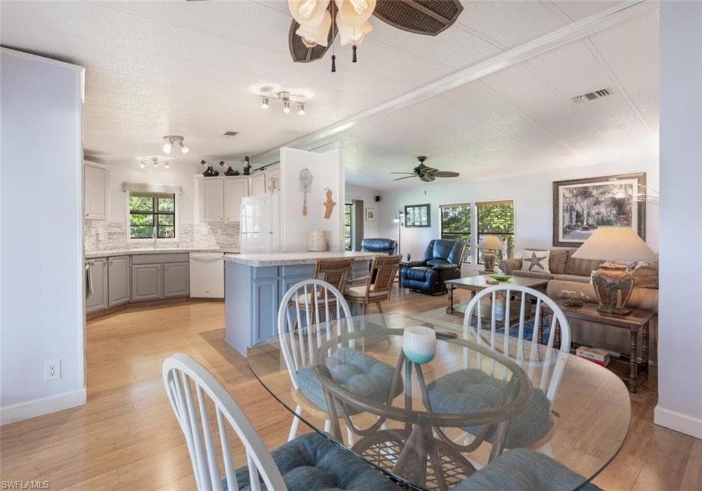105 Calais Ct, Naples, FL 34112-3