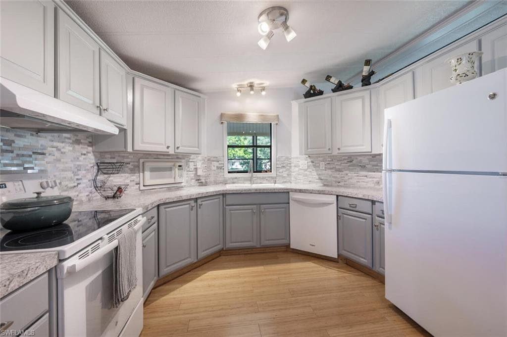 105 Calais Ct, Naples, FL 34112-5