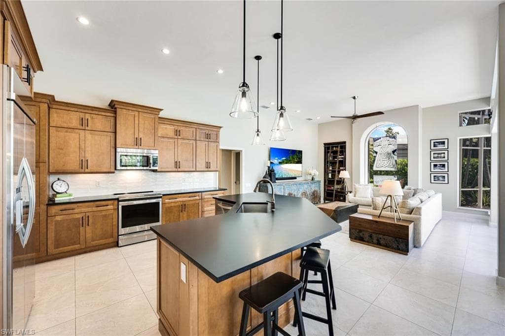 7998 Beaumont Ct, Naples, FL 34109-9