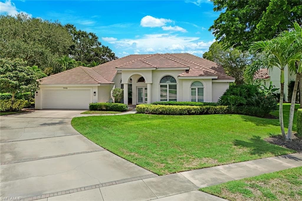 7998 Beaumont Ct, Naples, FL 34109-1