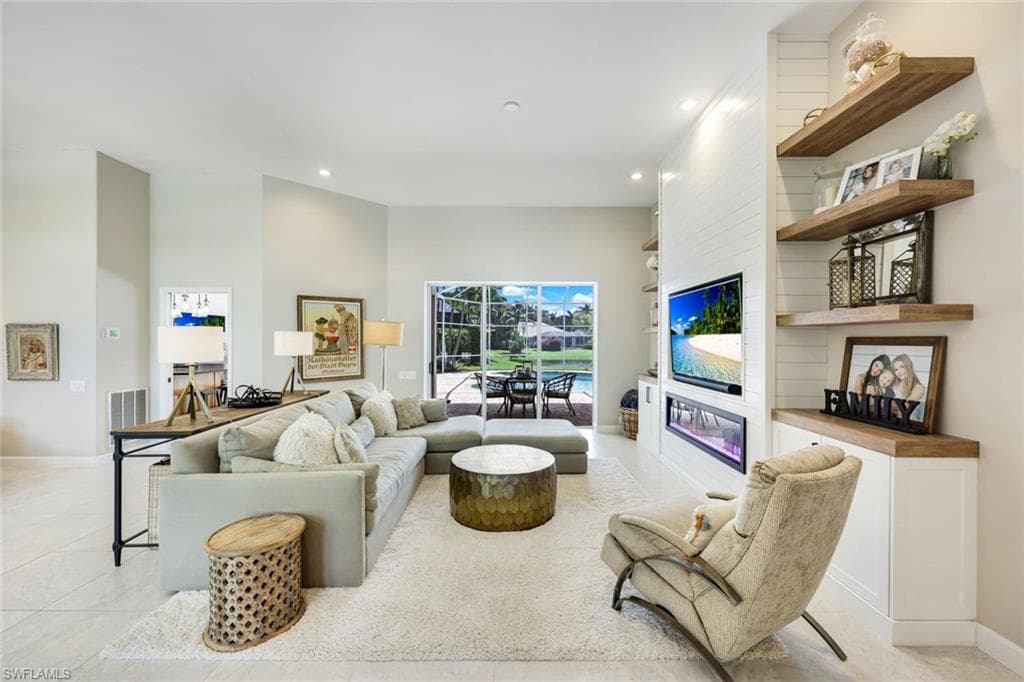 7998 Beaumont Ct, Naples, FL 34109-5