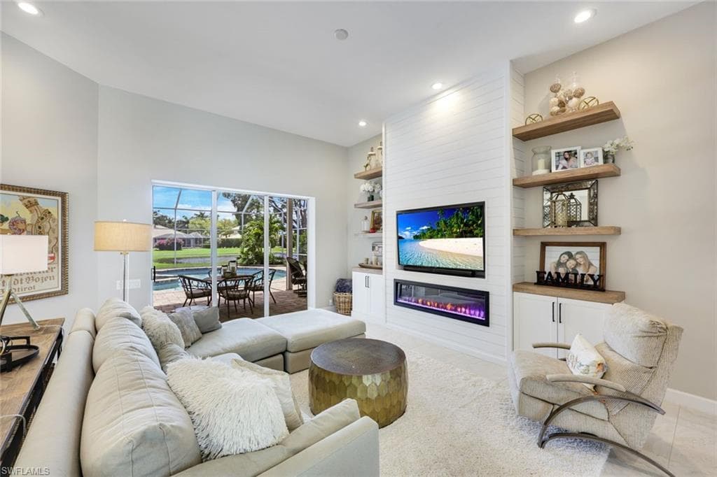 7998 Beaumont Ct, Naples, FL 34109-8