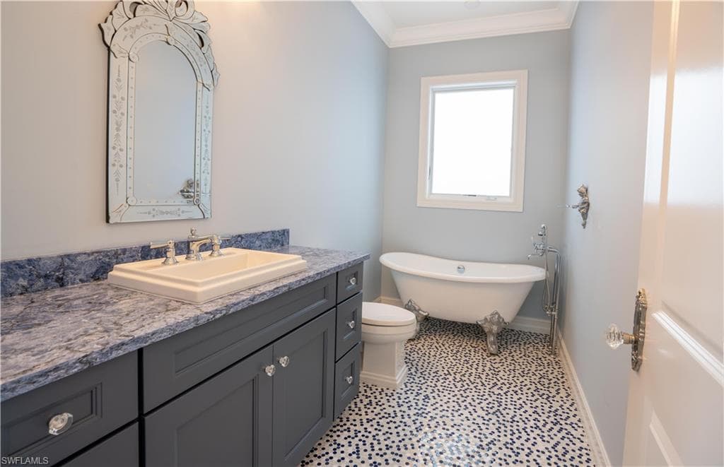 570 96th Ave N, Naples, FL 34108-8