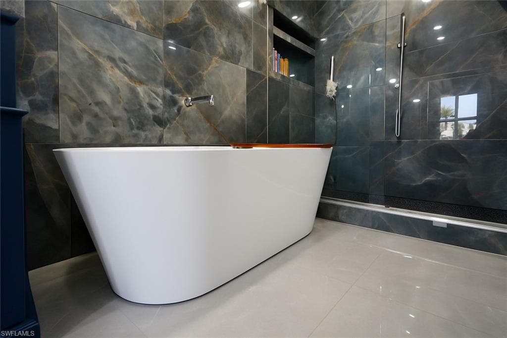 1320 Henley St 2003, Naples, FL 34105-17