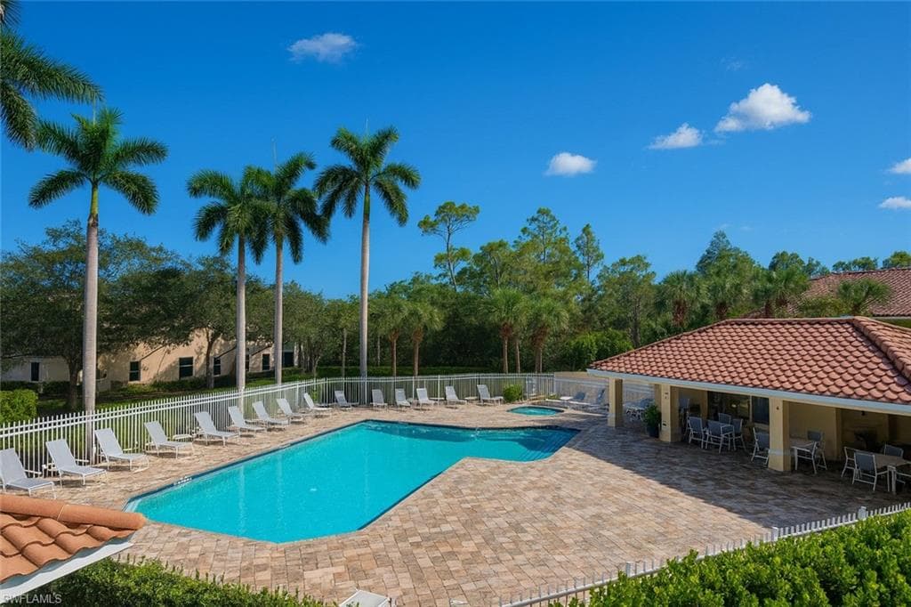 1320 Henley St 2003, Naples, FL 34105-32