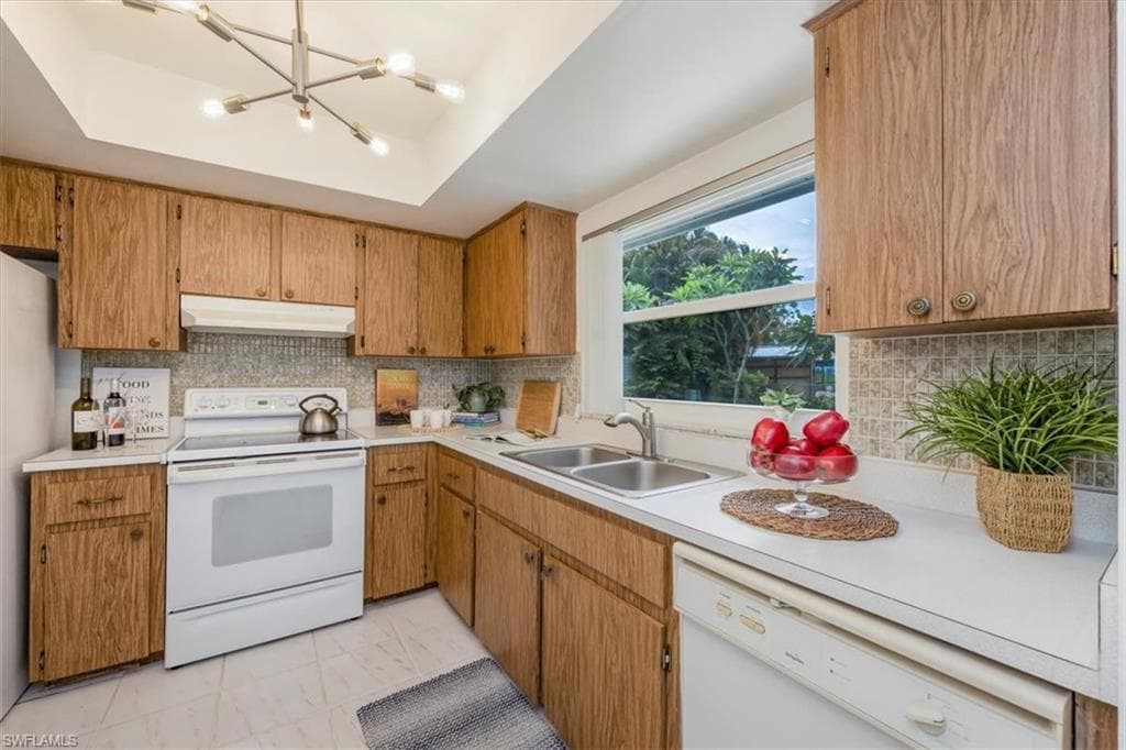 2590 Poinciana St, Naples, FL 34105-10