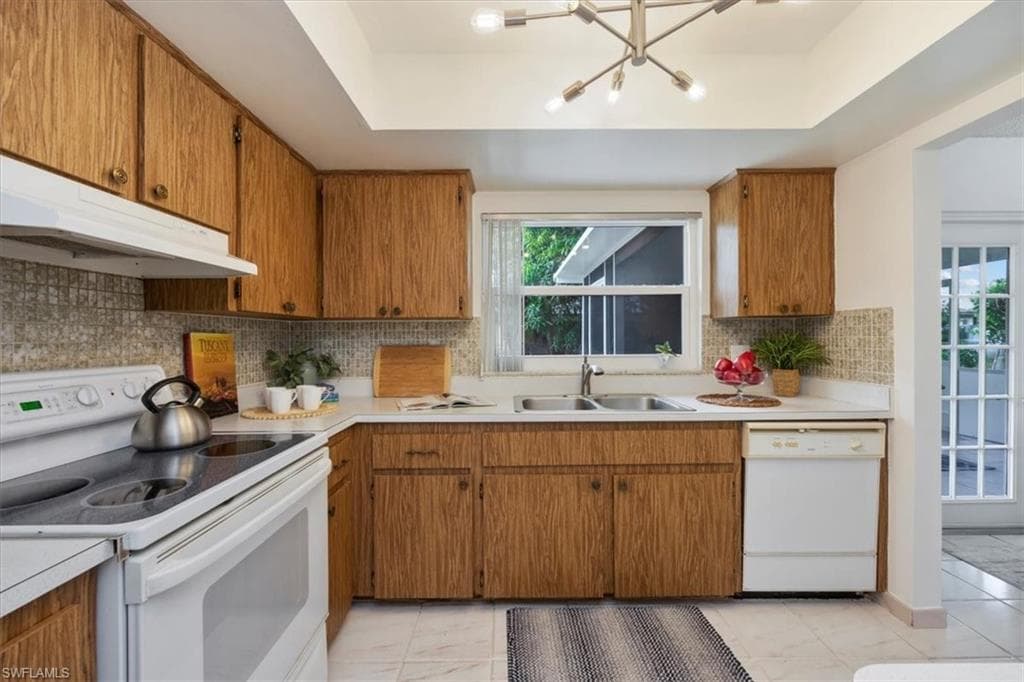 2590 Poinciana St, Naples, FL 34105-12