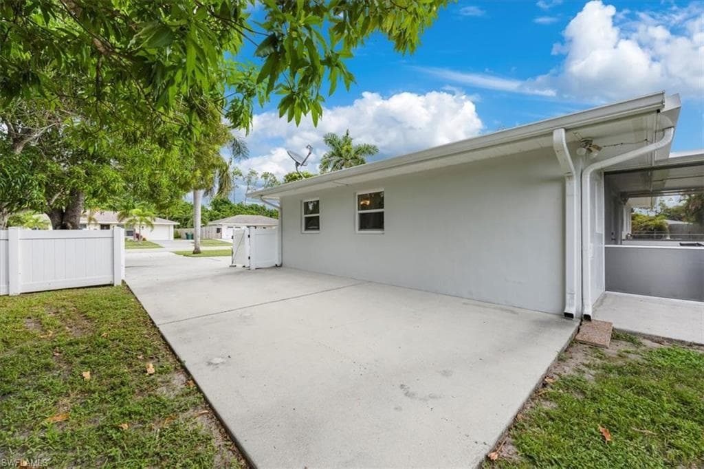 2590 Poinciana St, Naples, FL 34105-21