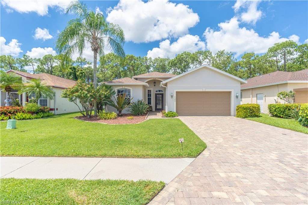 749 Crossfield Cir, Naples, FL 34104-4