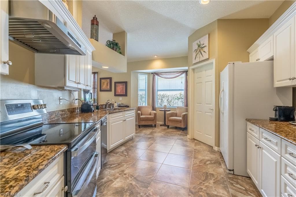 749 Crossfield Cir, Naples, FL 34104-6