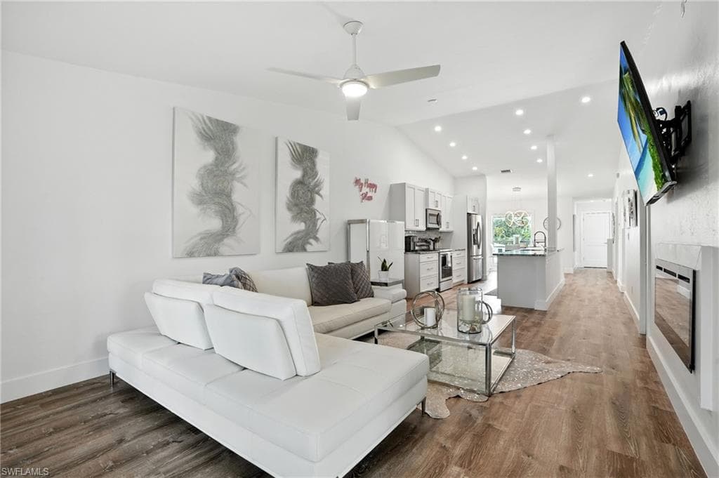 876 Gulf Pavilion Dr 201, Naples, FL 34108-10