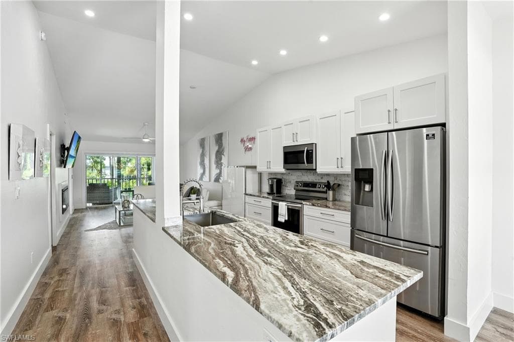 876 Gulf Pavilion Dr 201, Naples, FL 34108-1