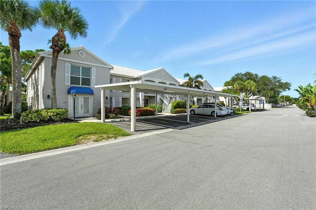 876 Gulf Pavilion Dr 201, Naples, FL 34108-2