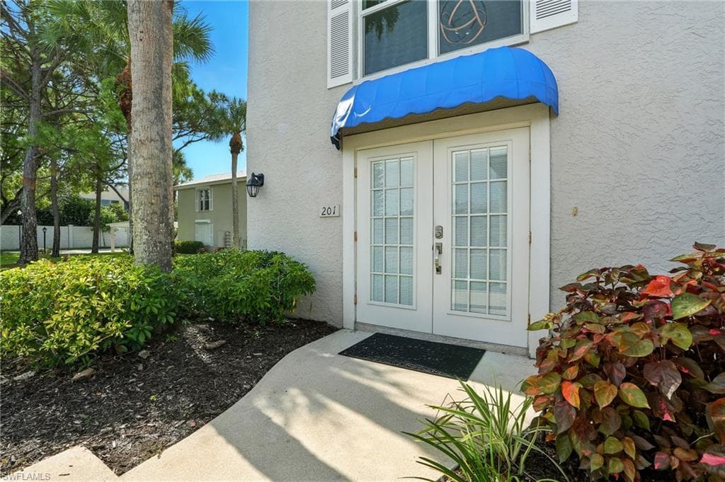 876 Gulf Pavilion Dr 201, Naples, FL 34108-3