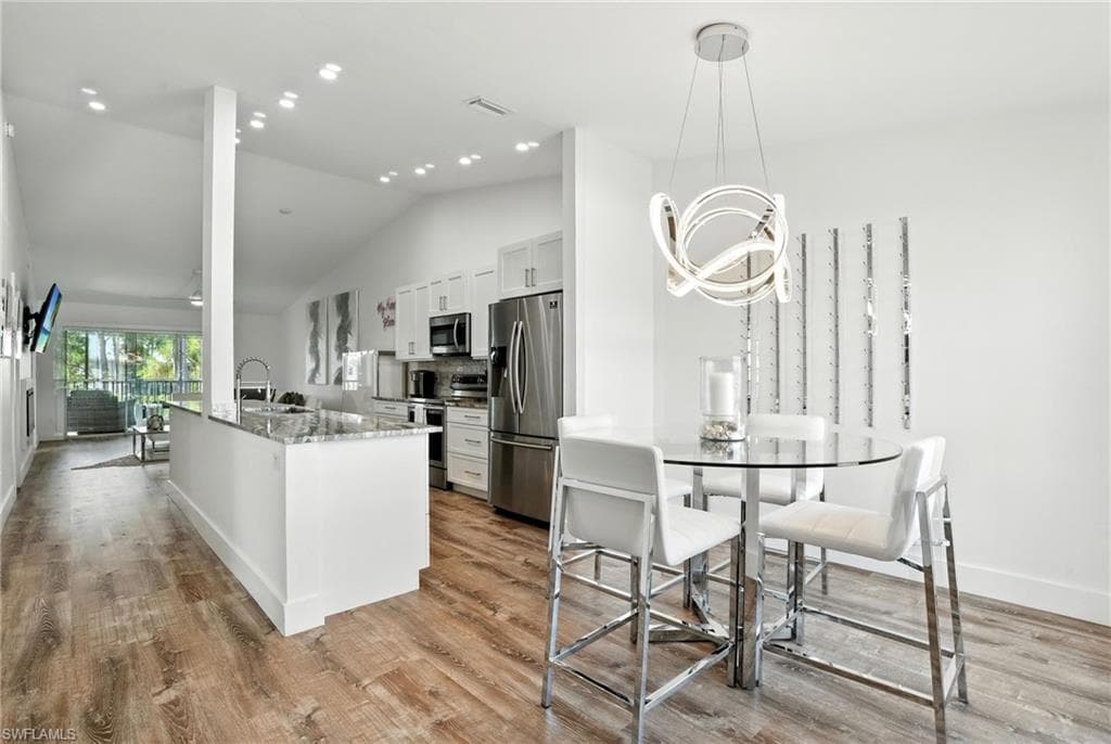 876 Gulf Pavilion Dr 201, Naples, FL 34108-5