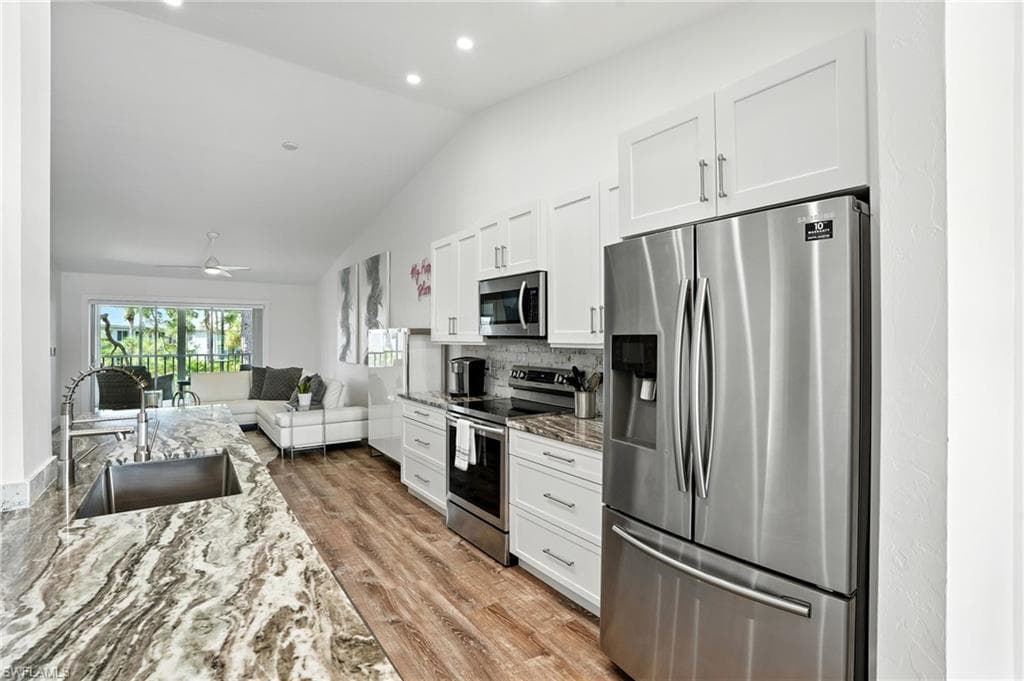 876 Gulf Pavilion Dr 201, Naples, FL 34108-6