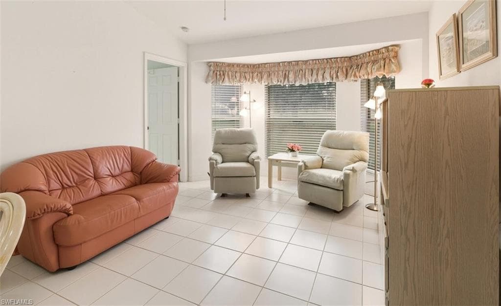 121 Estelle Dr, Naples, FL 34112-14