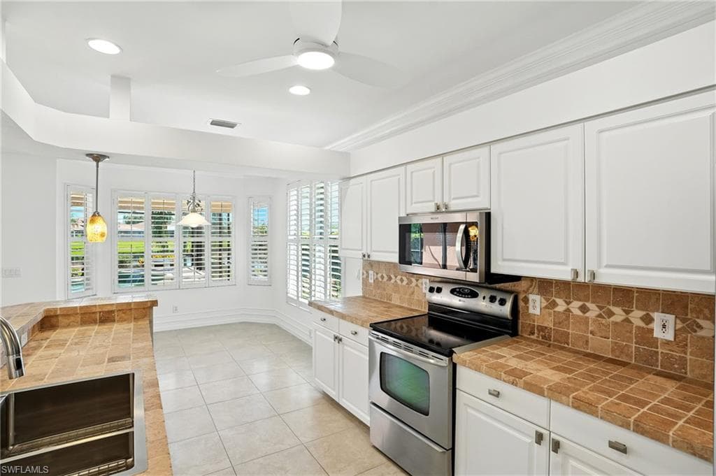 10826 Fulmar Ct, Naples, FL 34119-11