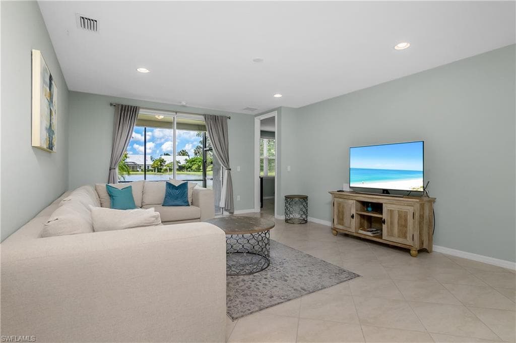 14839 Edgewater Cir, Naples, FL 34114-11