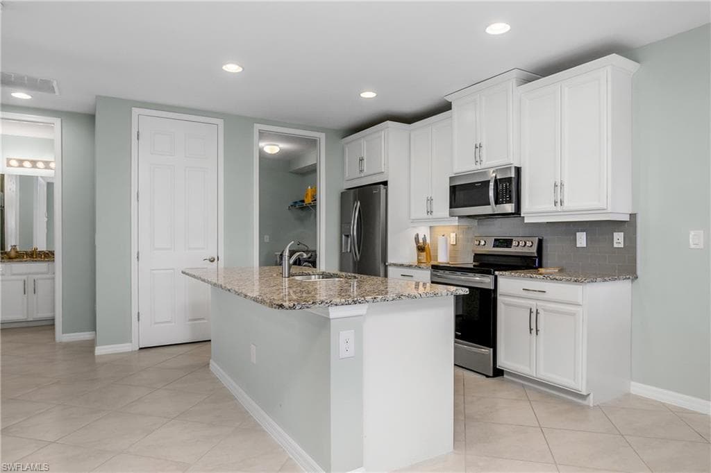 14839 Edgewater Cir, Naples, FL 34114-14