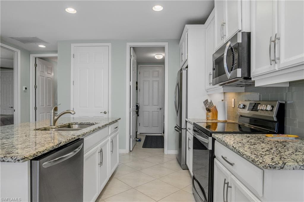 14839 Edgewater Cir, Naples, FL 34114-15