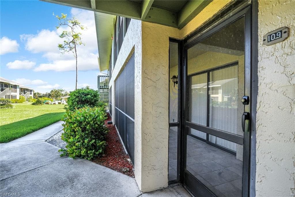 5501 Rattlesnake Hamm Rd 109, Naples, FL 34113-17