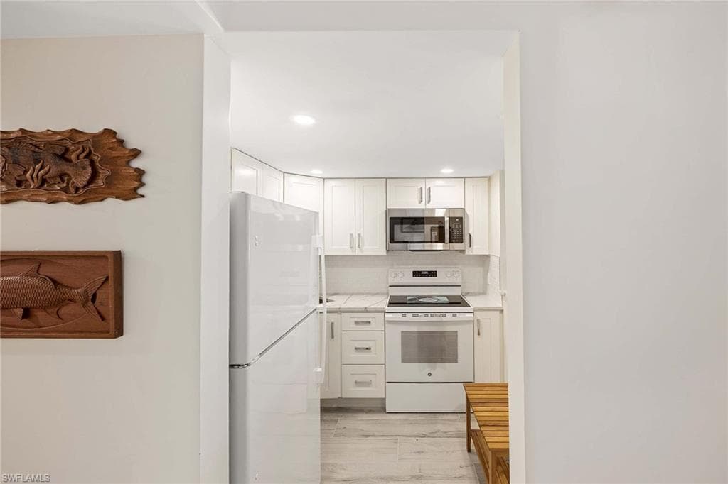 950 7th Ave S 14, Naples, FL 34102-11