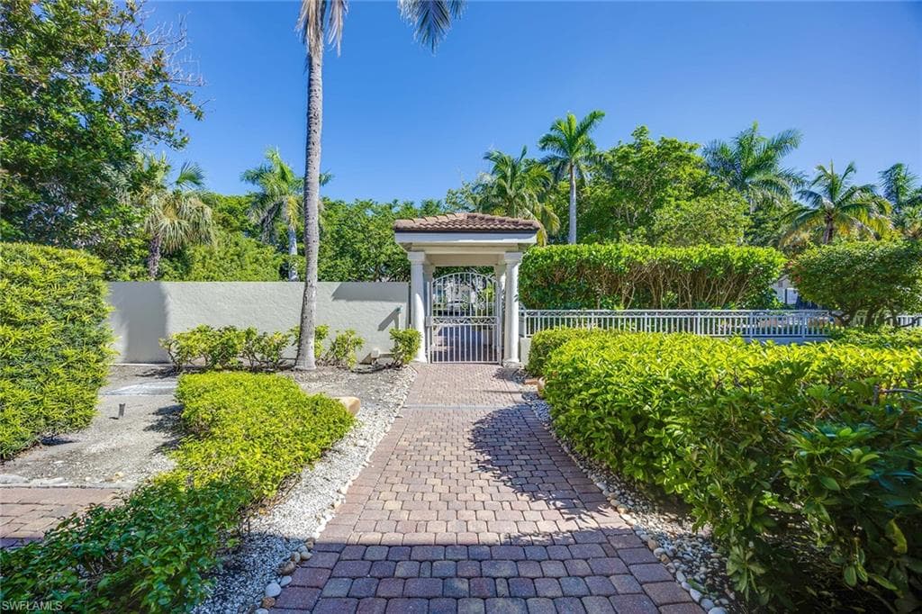 950 7th Ave S 14, Naples, FL 34102-21