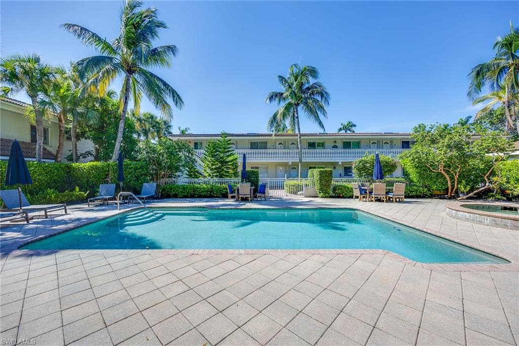 950 7th Ave S 14, Naples, FL 34102-23