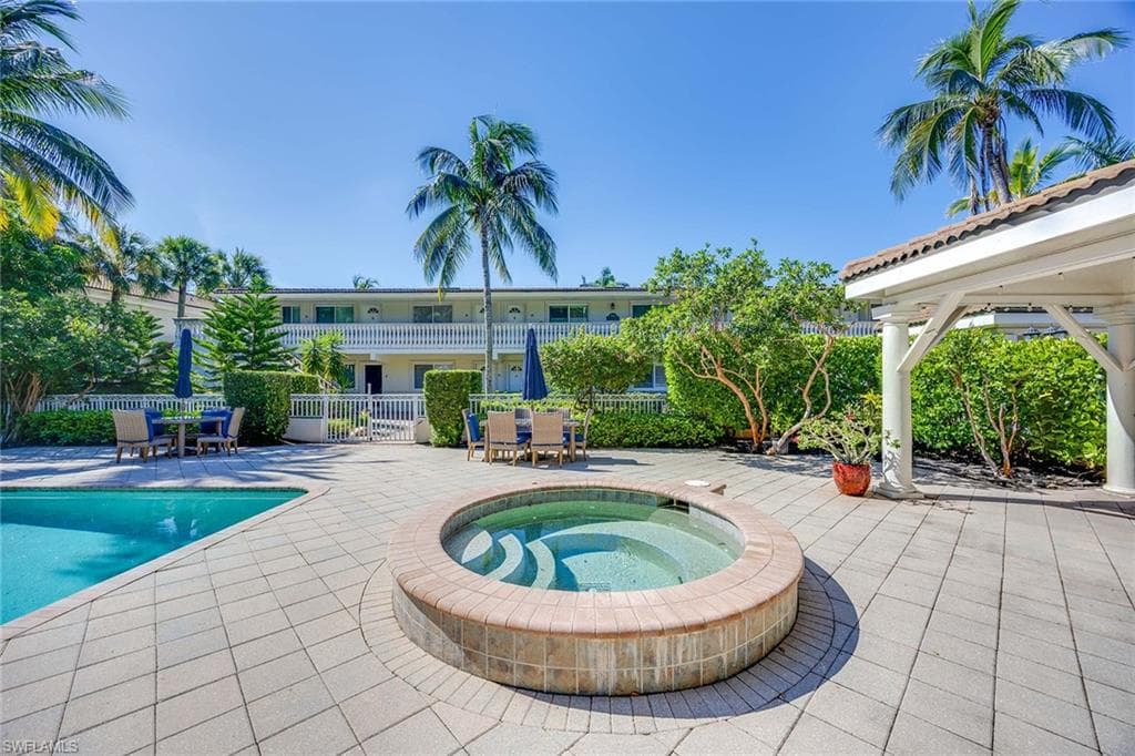 950 7th Ave S 14, Naples, FL 34102-24