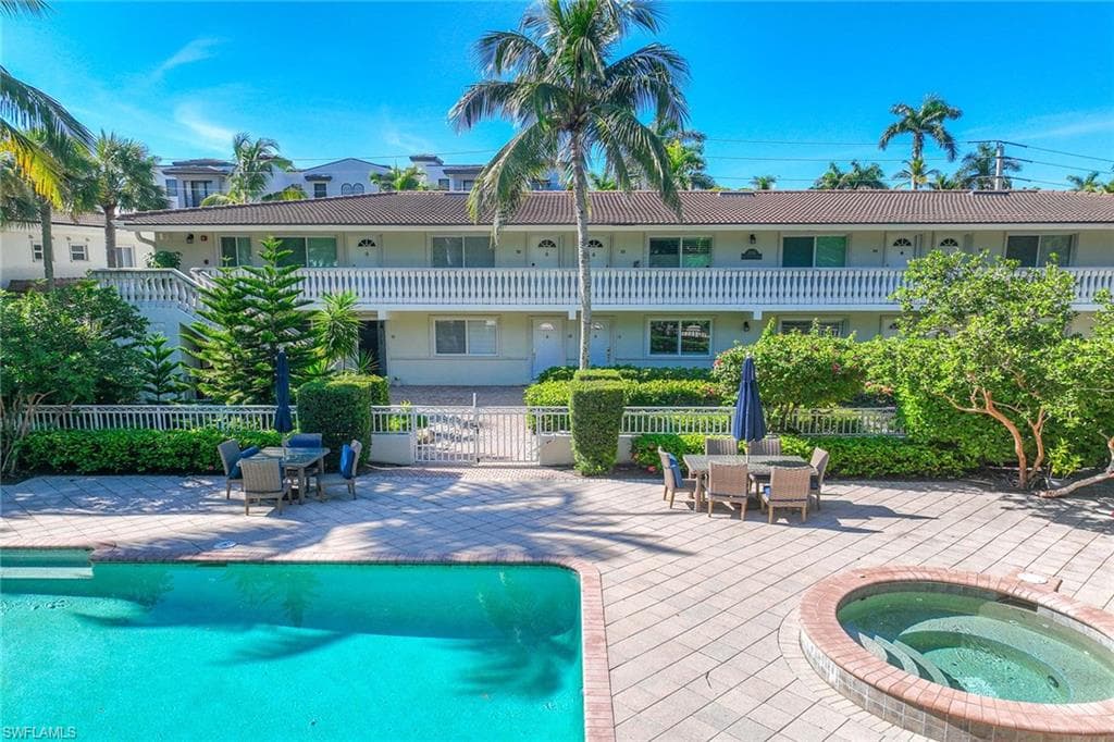 950 7th Ave S 14, Naples, FL 34102-3