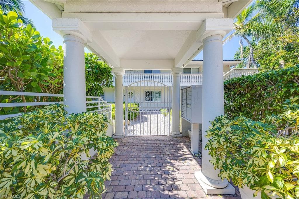 950 7th Ave S 14, Naples, FL 34102-4