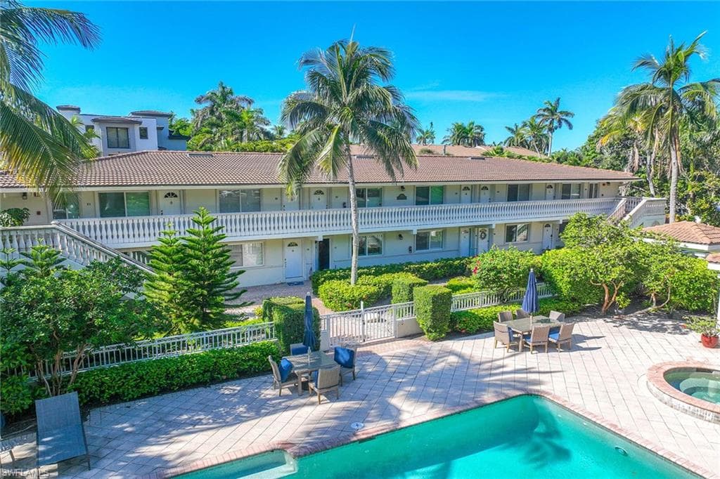 950 7th Ave S 14, Naples, FL 34102-5