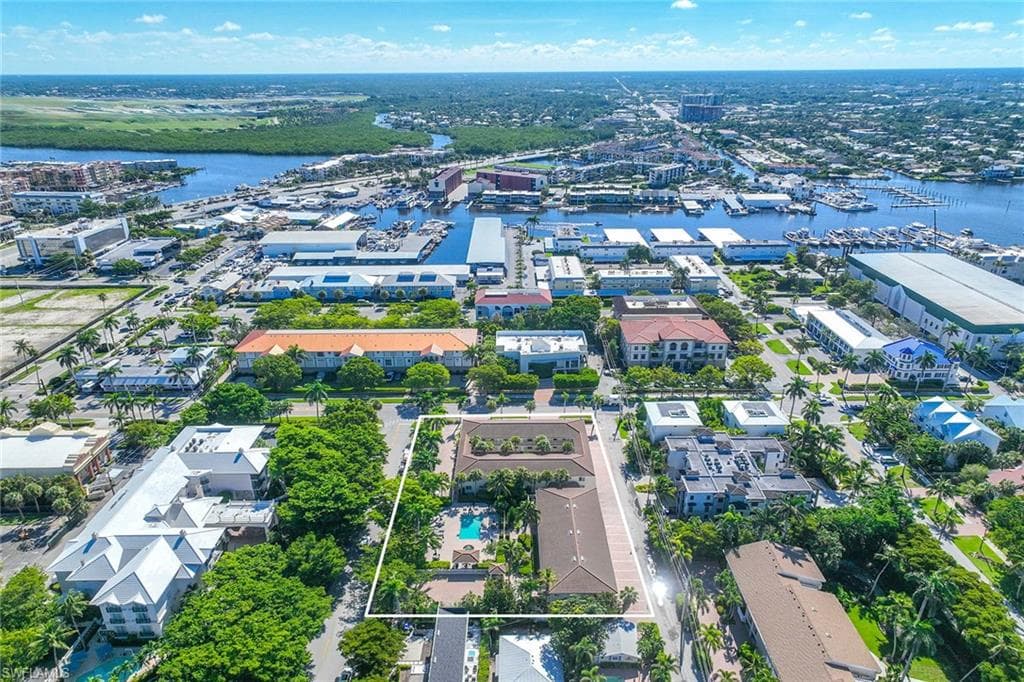 950 7th Ave S 14, Naples, FL 34102-6