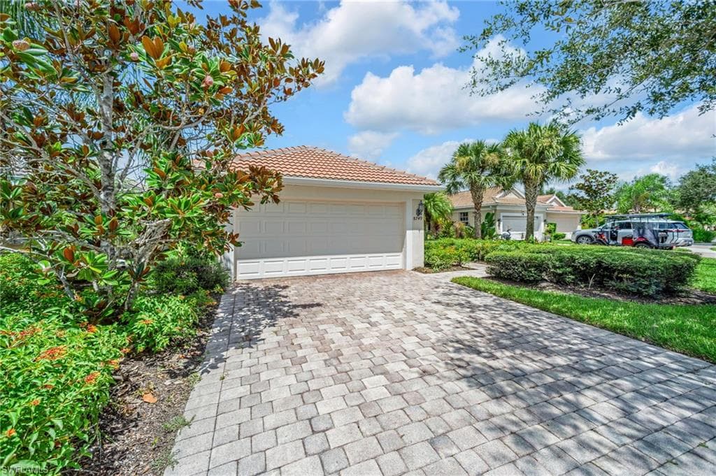 8749 Querce Ct, Naples, FL 34114-1