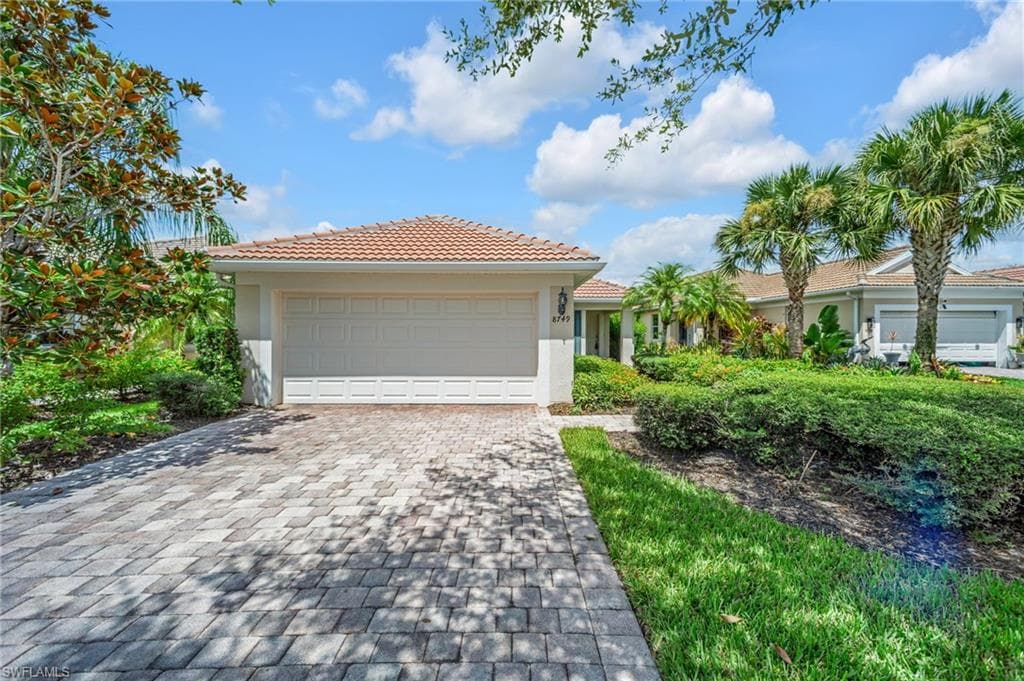 8749 Querce Ct, Naples, FL 34114-3